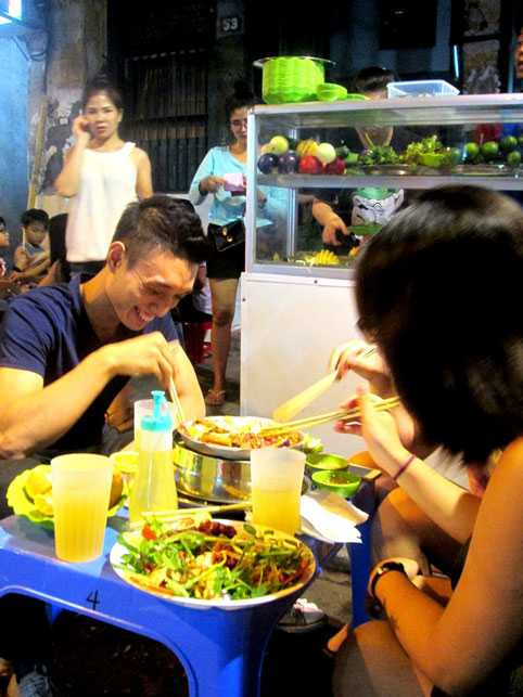 Cận cảnh những quán ăn phố cổ thu bạc triệu mỗi ngày