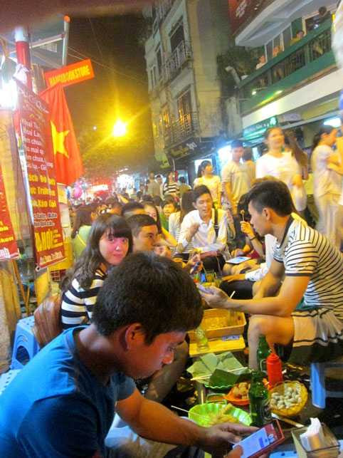 Cận cảnh những quán ăn phố cổ thu bạc triệu mỗi ngày