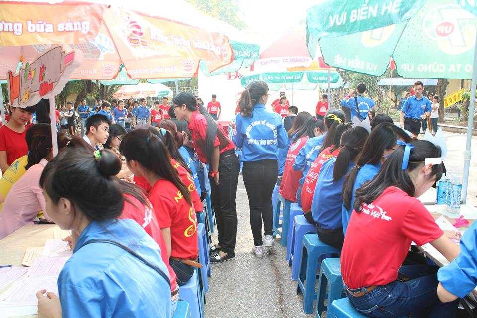 Hàng nghìn sinh viên Kinh tế hào hứng hiến máu tình nguyện
