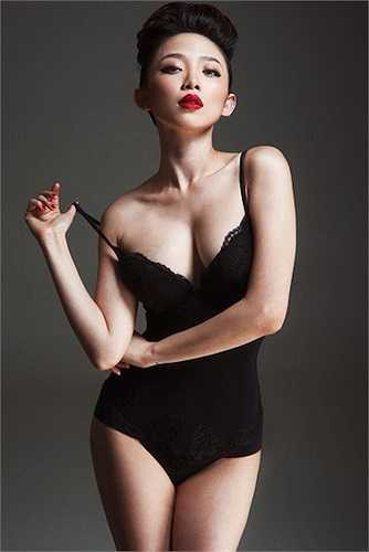 Không chỉ thay đổi ở mái tóc, phong cách thời trang của Tóc Tiên cũng có sự lột xác đáng kể - táo bạo và sành điệu hơn 