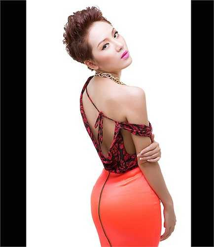 Phương Linh tóc tém xinh đẹp và cá tính hơn. Với khuôn mặt trái xoan, nữ ca sỹ gốc Thanh Hóa dễ dàng tìm kiểu tóc phù hợp 