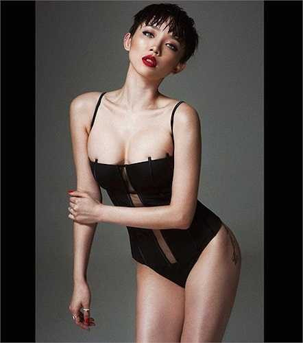 Thật khó có thể cưỡng lại được sức nóng tỏa ra từ nữ ca sỹ tóc tém xinh đẹp 