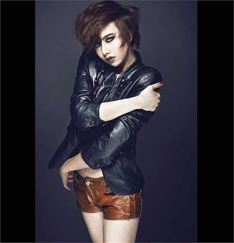 Cô thực hiện nhiều bức ảnh nóng bỏng 