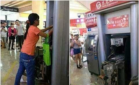 Sự việc xảy ra lúc 6h chiều 16/10 vừa qua theo giờ địa phương ở trung tâm thương mại thành phố Đông Hoàn, tỉnh Quảng Đông, Trung Quốc