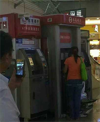 Nhiều người đã nhanh tay rút điện thoại chụp lại những bức hình ảnh này