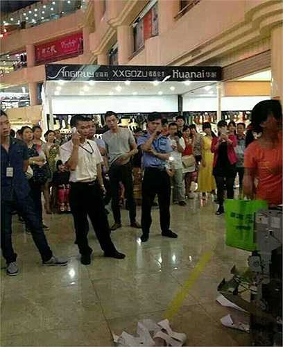 Hành động của cô gái khiến người xem kinh ngạc