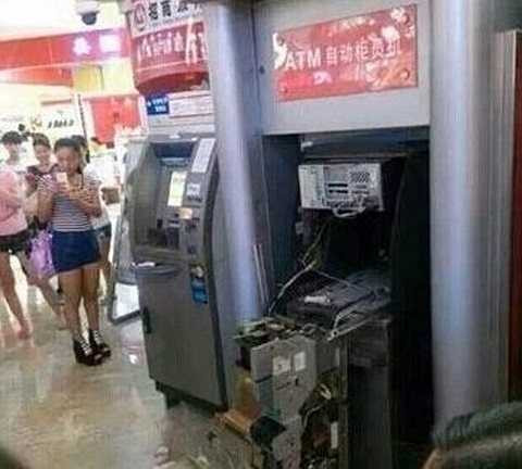 Cảnh sát địa phương cho biết cô gái này họ Lâm và có khả năng mắc bệnh tâm thần. Cô đã được chuyển tới bệnh viện tâm thần Đông Hoàn kiểm tra