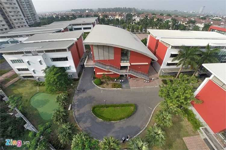 Hanoi Academy là ngôi trường được đầu tư cơ sở vật chất hiện đại tại Hà Nội, đảm bảo cho các học sinh một môi trường học tập tiên tiến. Đặc biệt, năm 2009, công trình trường Hanoi Academy đã hai lần cùng đơn vị tư vấn thiết kế nhận giải thưởng cao nhất tại châu Á và Trung Đông về thiết kế.