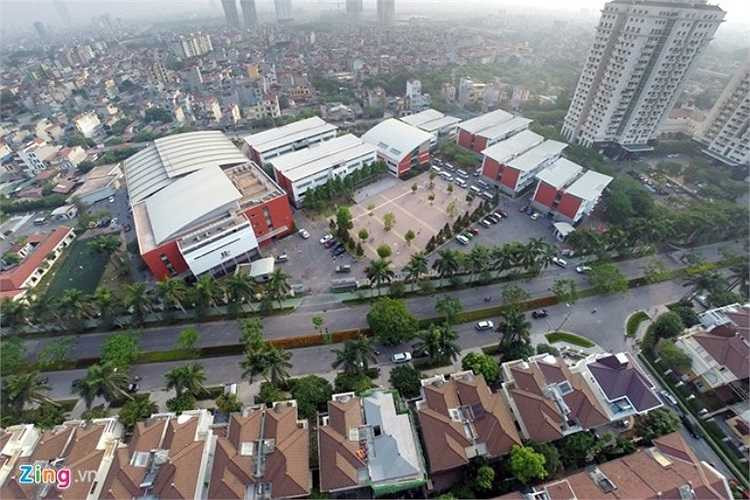 Trường nằm trong khuôn viên của khu đô thị quốc tế Ciputra với tổng số 120 phòng học tại 6 tòa nhà. Diện tích mỗi phòng hơn 50 m2 được thiết kế dành riêng cho các khối mầm non, tiểu học và trung học cơ sở.