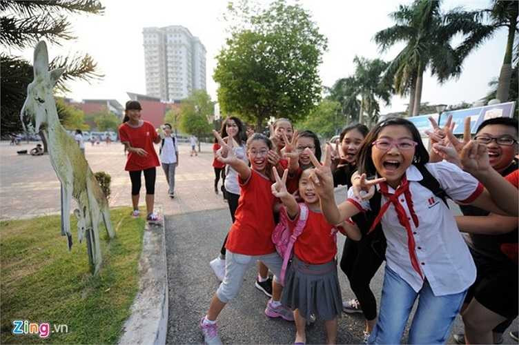 Học sinh vui vẻ trong giờ ra chơi