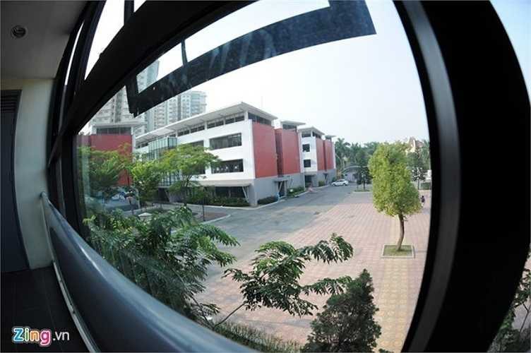 Một góc sân trường nhìn từ cửa sổ