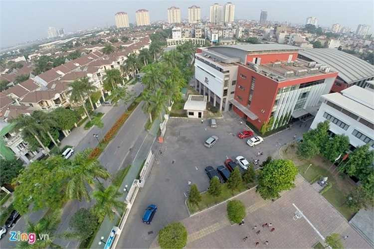 Hơn 70% trên tổng diện tích 26.000 m2 của Hanoi Academy là không gian xanh với các vườn hoa, cây, thảm cỏ, sân chơi, tạo môi trường thân thiện cho các em.