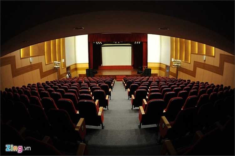 Nhà biểu diễn được thiết kế 2 tầng là niềm tự hào của học sinh trong trường. Tại đây, hệ thống âm thanh, ánh sáng được trang bị phục vụ cho các sự kiện, giao lưu quan trọng.