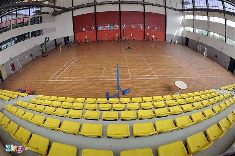 Nhà thể thao đa năng là nơi diễn ra các hoạt động phát triển thể chất và tinh thần đồng đội như bóng rổ, bóng chuyền, cầu lông, bóng bàn, tennis hay bóng đá.