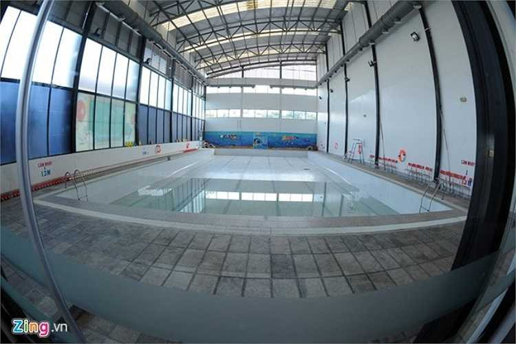 Bể bơi với công nghệ xử lý ozone đảm bảo an toàn cho sức khỏe cho học sinh. Bơi lội là một trong những môn học bắt buộc của Hanoi Academy nhằm phát triển toàn diện thể chất cho học sinh.