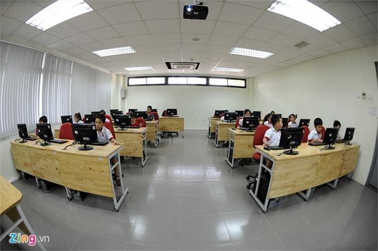 Các phòng máy tính là nơi học sinh thực hành tin học, giúp học sinh tra cứu thông tin.