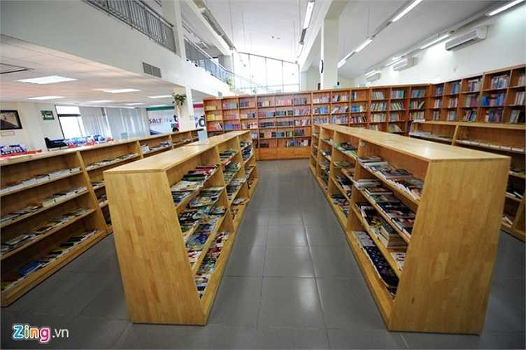 Thư viện hiện đại lên tới hơn 10.000 cuốn sách. Học sinh trong trường được đặt báo theo tuần, tháng, phù hợp với lứa tuổi. Đây còn là nơi diễn ra các buổi thảo luận về hướng nghiệp, du học.