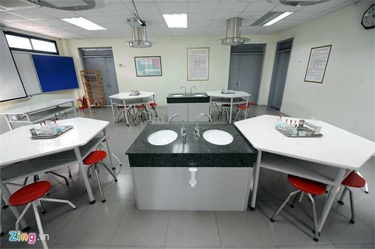 Ngoài việc học lý thuyết trên lớp, học sinh còn được tiếp cận với thực hành từ bộ môn vật lý, hóa học, sinh vật.