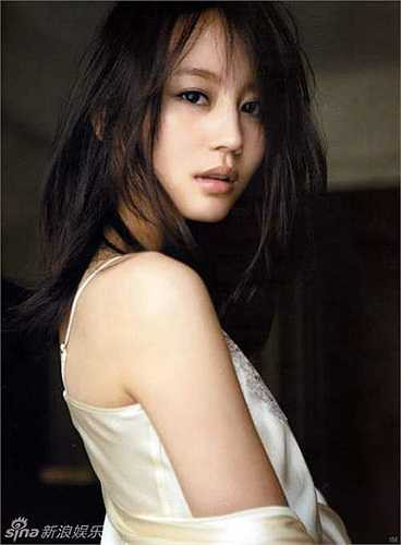 Horikita Maki là một nữ diễn viên người Nhật. Horikita Maki bắt đầu sự nghiệp từ năm 2003 trong vai trò là một thần tượng U-15 và lần lượt xuất hiện trong một số phim truyền hình Nhật Bản, các quảng cáo trên ti vi và tạp chí, và phim điện ảnh Nhật Bản.