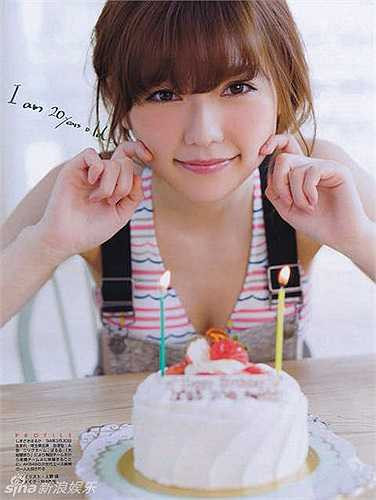 Nữ ca sỹ sinh năm 1994, Haruka Shimazaki, vốn là thành viên nổi bật của nhóm nhạc AKB48. Cô sở hữu gương mặt bầu bĩnh, baby, rất đáng yêu. 