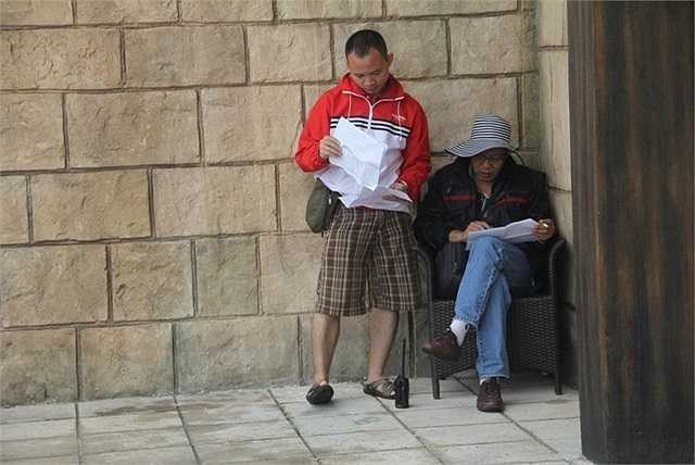 Nhà báo Lại Văn Sâm và Lại Bắc Hải Đăng tất bật lo kịch bản của chương trình. Trông anh và con trai rất giản dị. Thậm chí, BTV, MC kỳ cựu còn đội mũ vành rộng của phụ nữ. 