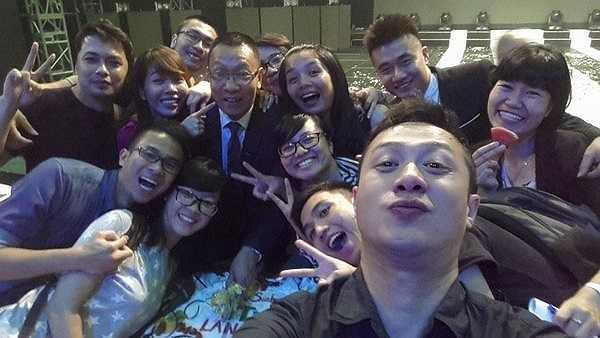 MC Anh Tuấn 'cầm đầu' hội chụp ảnh tự sướng trong ngày sinh nhật của VTV. Theo Zing