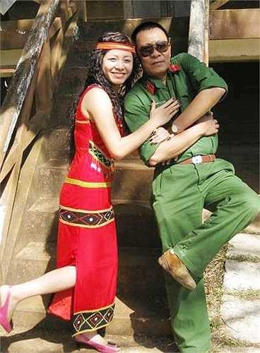 Lại Văn Sâm khiến mọi người phì cười với cách tạo dáng khá xì-tin.