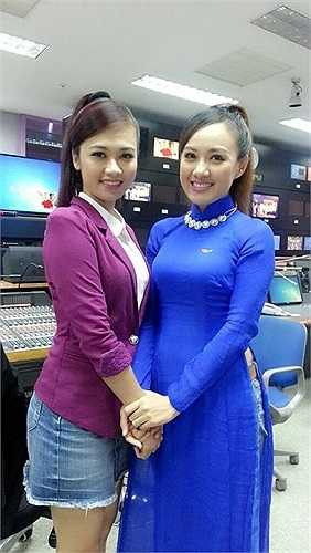 BTV Hoài Anh khiến khán giả bật cười khi kết hợp áo dài với quần bò. Ít ai biết, công việc của người BTV vô cùng bận rộn, đặc biệt là công tác chuẩn bị tin tức trước giờ lên sóng, cùng với việc, chỉ nửa người trên xuất hiện trên màn hình, nên chuyện những người cầm sóng như Hoài Anh, chỉ xinh đẹp và lộng lẫy ở phía trên là điều dễ gặp.