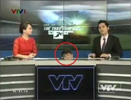 Không ít khán giả sẽ giật mình khi bất ngờ thấy một nhân viên hậu trường của chương trình thời sự vô tình xuất hiện khi chương trình đang phát sóng.
