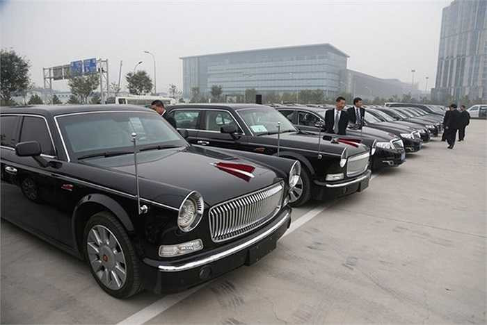 Với chiều dài 5 mét và được trang bị kính chống đạn, Hồng Kỳ là dòng xe cao cấp nhất ở Trung Quốc do công ty ô tô First Auto Works (Thượng Hải) sản xuất. Giá mỗi chiếc xe cũng thuộc hàng đắt nhất Trung Quốc: khoảng 6 triệu nhân dân tệ, tức gần 980.000 USD.