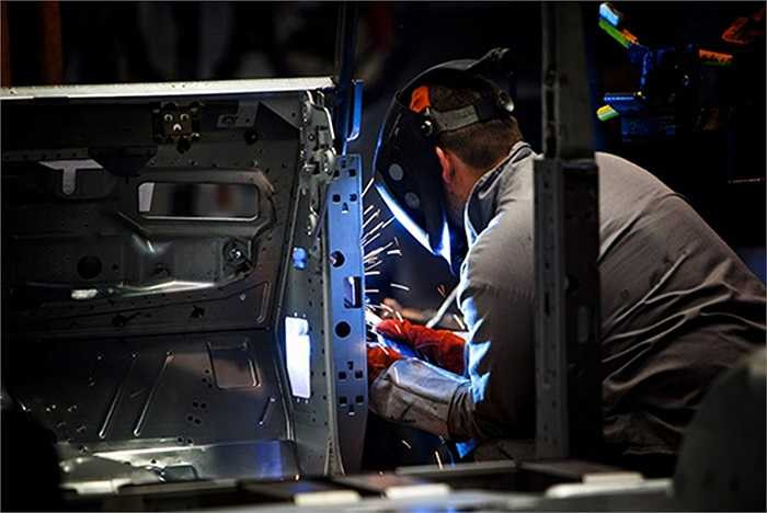 Toàn bộ phần vỏ của G-Class đều được cấu thành từ thép dày 2,5mm với một mặt được mạ kẽm. Các chuyên gia sau đó sẽ hàn chúng lại với nhau một cách tỉ mỉ bằng tay để đảm bảo tính chính xác và độ hoàn hảo tuyệt đối của từng mối hàn. 