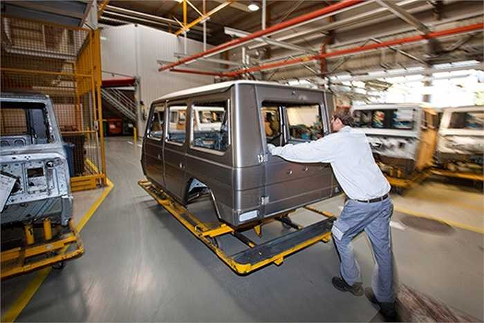 Hiện tại còn rất ít các dòng xe 'xuyên quốc gia' được sản xuất theo kiểu này. Tài liệu kĩ thuật của hãng cho thấy vỏ của G-Class được đính vào khung xe chỉ với 8 điểm có đệm cao su nhằm đảm bảo khử rung và tiếng ồn tối đa. 