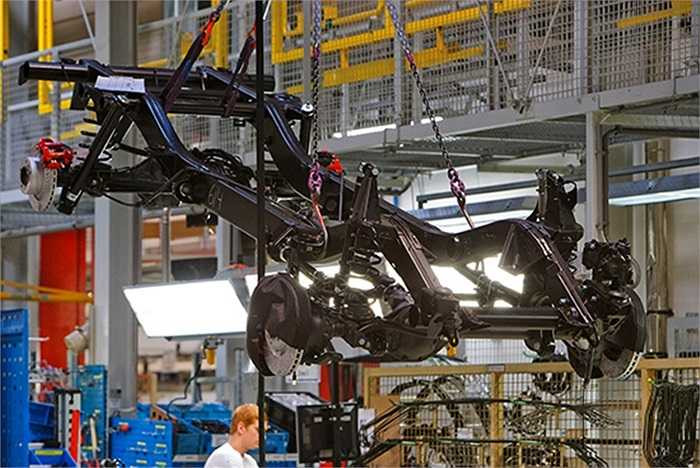 Đáng nể hơn, toàn bộ phần khung xe đều sử dụng thiết kế xoắn kèm thanh giằng trợ lực giữa cho phép đạt độ cứng cáp tối đa và tránh việc lực xoắn thân xe ảnh hưởng tới vỏ.