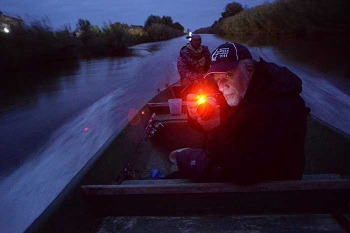 Ngư dân vùng Astrakhan đi săn cá ban đêm