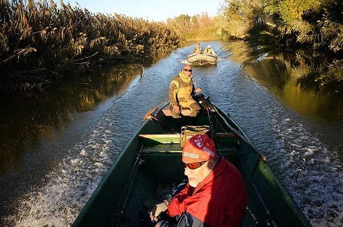 Các ngư dân đi câu cá ở Astrakhan vào mùa thu