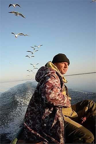 Trên đường đi săn cá vào mùa thu nắng nhẹ