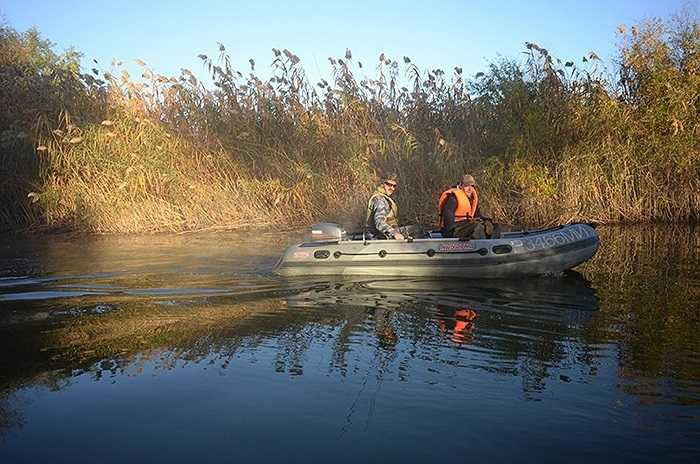Họ dùng xuồng máy để đánh cá trên sông