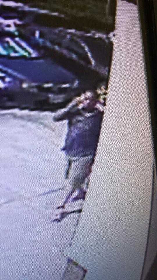 Kẻ cướp đồ trên xe của Lam Trường được camera ghi lại.