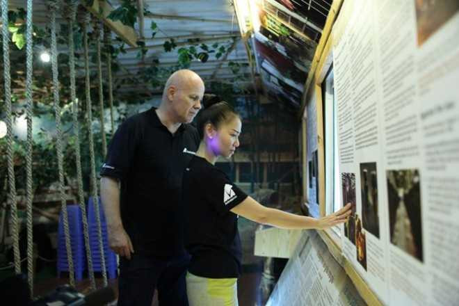 Thu Minh khóc khi xem ảnh gấu bị hút mật