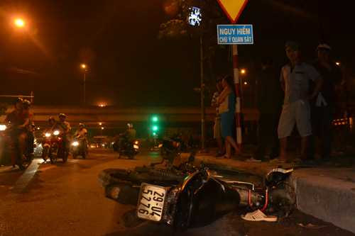 Xe cứu thương tông xe máy, một người nguy kịch