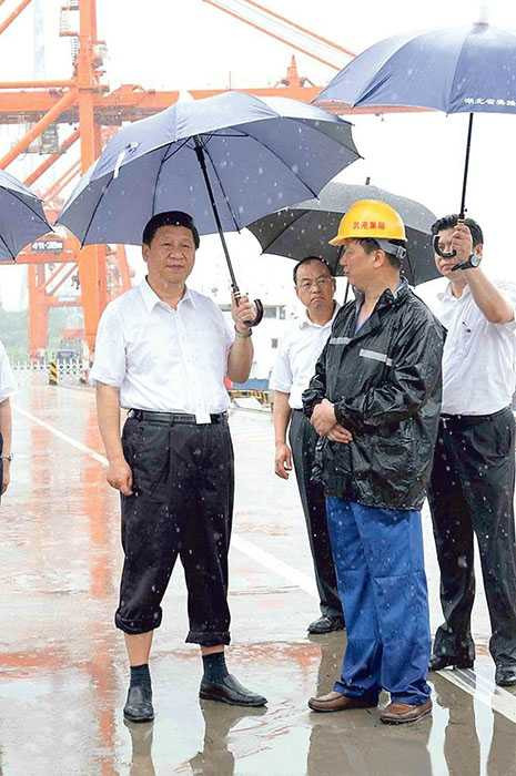 Ảnh ông Tập Cận Bình cầm ô đoạt giải báo chí Trung Quốc