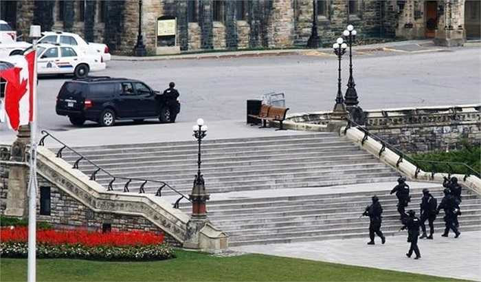 Cảnh sát Hoàng gia Canada làm nhiệm vụ