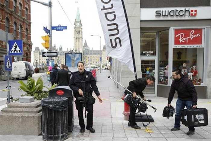 Cảnh sát canh gác bên ngoài hiện trường