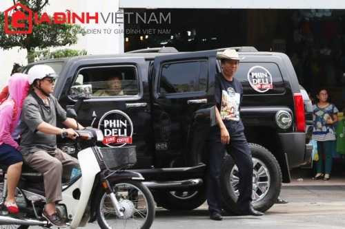 Thị trưởng của thị trấn Mỹ, Phạm Đình Nguyên xuất hiện tại chợ Bến Thành với chiếc Hummer.