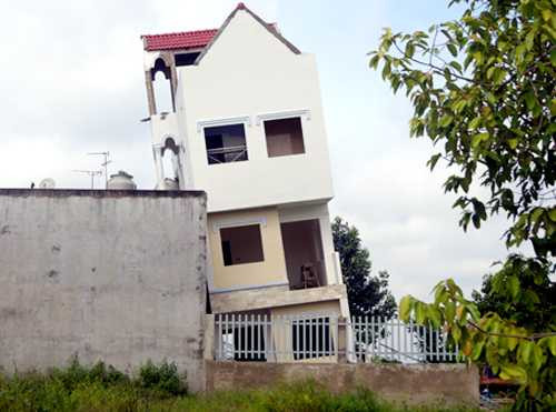 Nhà 4 tầng sắp hoàn công bất ngờ đổ sập