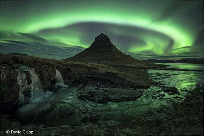'Magic moutain': Cực quang là một hiện tượng xảy ra vào ban đêm ở hai Cực của Trái Đất được sinh ra do sự tương tác của các hạt mang điện tích từ gió mặt trời với tầng khí quyển bên trên của hành tinh.Nhiếp ảnh gia David Clapp đã đến Snaefellsnes, Iceland vào lúc 2h sáng. 