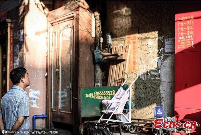 Gần như mọi hộ dân ở làng Xiniujiao đều mở một gian hàng kinh doanh trên trang mạng đình đám Taobao. Điều thú vị là đa phần người bán hàng trên mạng ở làng Xiniujiao đều đến từ tỉnh Hồ Bắc. 