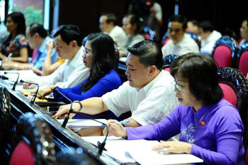 Đại biểu bấm nút biểu quyết tại Quốc hội (Ảnh: Ngọc Thắng) 