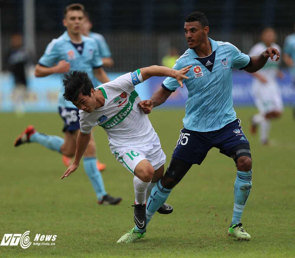 Công Phượng bị vô hiệu hóa hoàn tòan (Ảnh: Quang Minh)