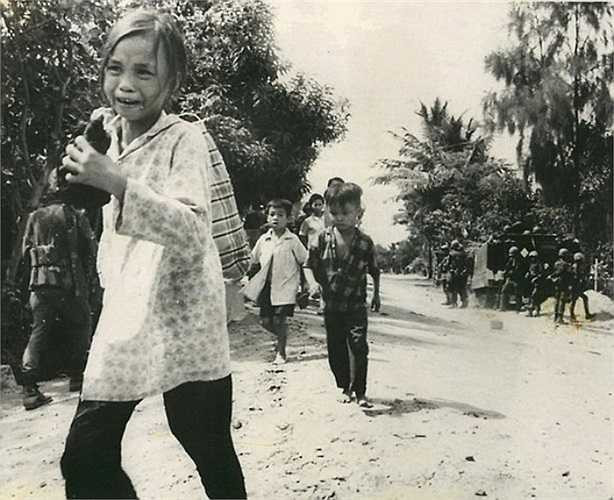 Một bé gái hoảng hốt tìm nơi lánh nạn cùng bạn bè trên một con đường ở Hòa Vang, Đà Nẵng, khi giao tranh xảy ra ngày 28/8/1968. 